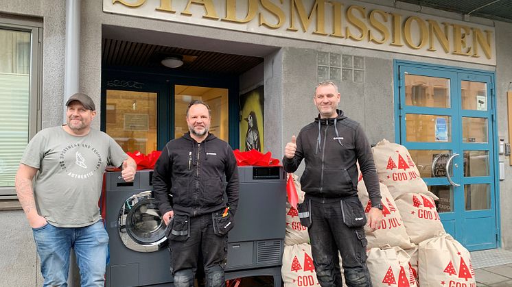 Magnus Köllbring på Göteborgs Stadsmisson, tillsammans med PODABs servicetekniker Jimi och Stefan som levererar och installerar julklappen.