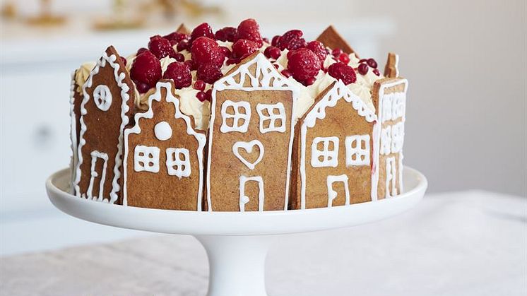 Pepparkakstårta med lingon .jpg