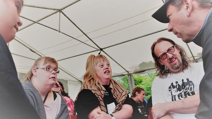 Folk som samtalar i Almedalen, arkivbild