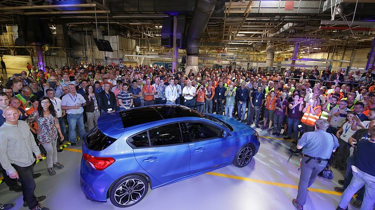 Im Ford-Werk Saarlouis feiern rund 500 Mitarbeiter den Produktionsstart des neuen Ford Focus.