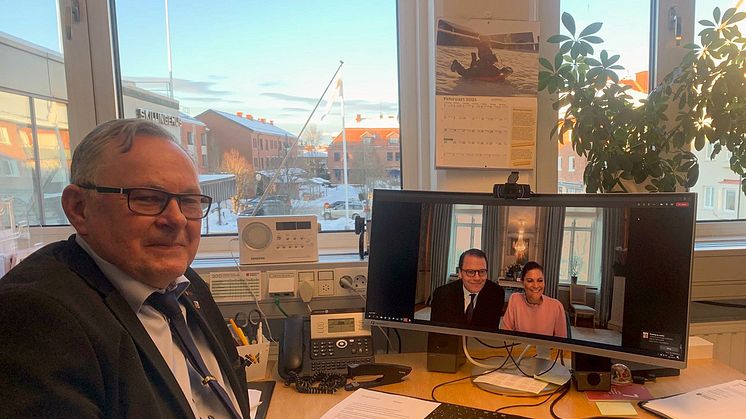 Gert Jonsson, kommunstyrelsens ordförande och Kronprinsessan Victoria och Prins Daniel.