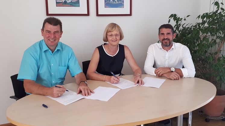 Bürgermeister Günter Gamisch (l.) und Ursula Jekelius (M.), Leiterin für Kommunen und Kooperationen in Oberbayern beim Bayernwerk, unterzeichnen im Beisein von Bayernwerk-Kommunalbetreuer Josef Bestle (r.) den neuen Konzessionsvertrag.