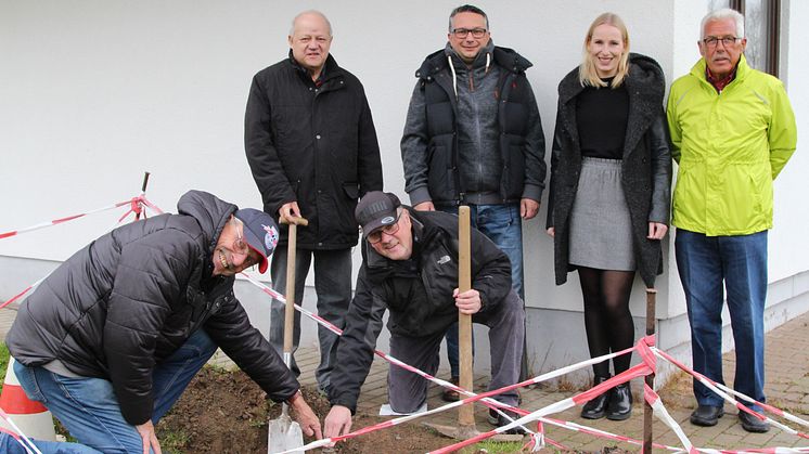 Hier kommt sie hin die Pumpe (v. l.): Heinz Hartung, Günter Nitschak, H. G. Wenzel, Matthias Bergmann (alle FC Blau-Weiß Weser), Leonie Riekschnietz, Kommunalreferentin WWN, und Bernd Hake, FC Blau-Weiß Weser.