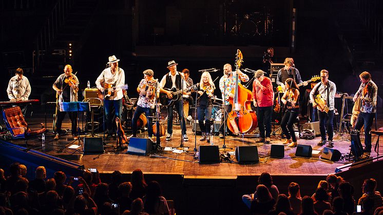 Härlig stämning på stora scenen under förra årets festival. Foto: Olle Hallström