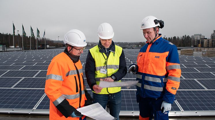 Aren Jari Aalto ja Harri Launo esittelevät joulukuussa valmistuvaa Launeen Prisman aurinkovoimalaa Hämeenmaan kiinteistöjen kiinteistöjohtaja Ari Järviselle. 