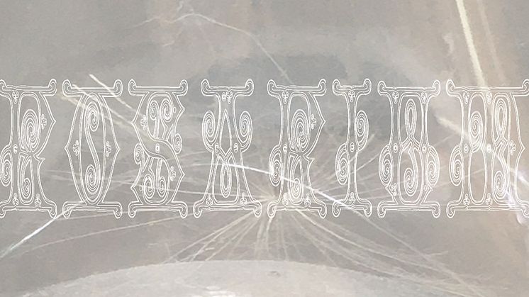 En ritual i två akter. Fragment frusna i tid. I atomens mitt finns en flytande häst.