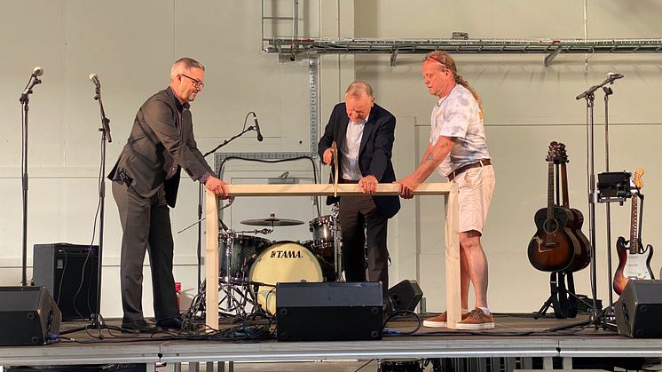 Majoritetsägaren Håkan Svennewall förrättade invigningsceremonin tillsammans med konferencier Patric Engqvist och Owe Söderling, logistik- och fastighetsansvarig på Fasadglas Produktion i Hultsfred.