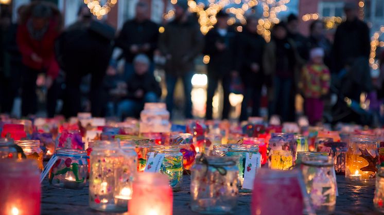 Tusen lyktor lyser upp Stortorget