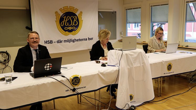 Till vänster Anders Högelius från HSB Sydost, som var tekniskt stöd. I mitten Maria Arnholm, kommunfullmäktige och stämmoordförande. Till höger Nina Videla, också från HSB Sydost och protokollförare på stämman.