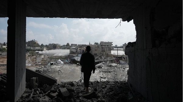 En pojke står i sitt förstörda hus i Rafah som bombades av israeliska styrkor i mitten av februari 2024. Runt 100 palestinier dödades på en natt i attacken. Foto: Alef Multimedia/ Oxfam
