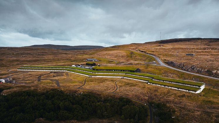 Høyt over Tórshavn troner Hotel Føroyar med en imponerende panoramautsikt over havet. Photo: Sigurd Løseth