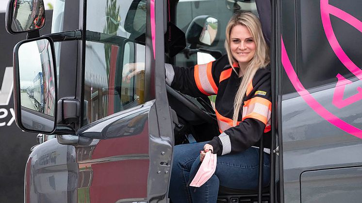 Christina Scheib ist stolze Besitzerin eines eigenen Scania. 