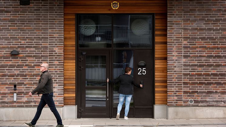Boende i flerbostadshus skulle känna sig tryggare om de lärde känna sina grannar, visar ny undersökning.