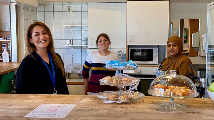 Shilan George, koordinator Eklövet, Nabila Tama och Farida Yusuf, Yalla Hjällbo på nyöppnade caféet i Eklövet.