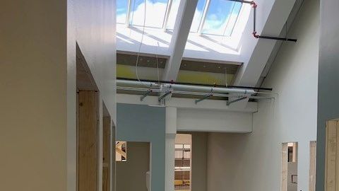 Klassrummen på övre plan får mycket dagsljus uppifrån. Väggarna börja målas i utvalda färger enligt Parkdalaskolans ledord park, vatten, grönska och årstiderna. 