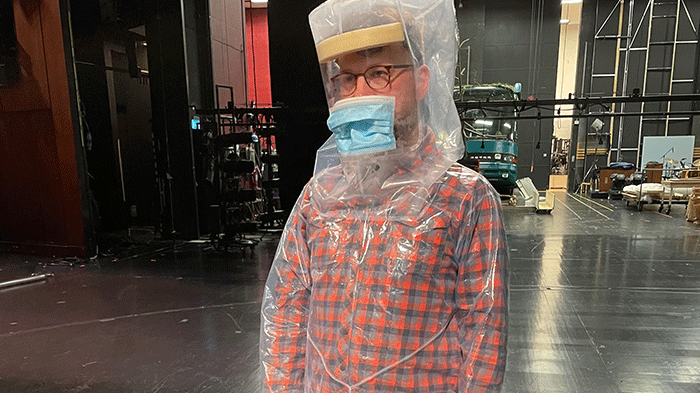 Med desse "smittevern-draktane" skal publlikum kunne gå på teater nesten som før pandemien. Foto: Siren Høyland Sæter.