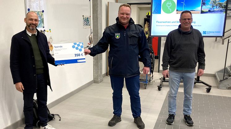 Schulung mit Spendenübergabe (v.l.): Daniel Schaefer, Kommunalbetreuer von SH Netz im Kreis Segeberg, mit Dirk Mierau (stellv. Wehrführer der Freiwilligen Feuerwehr Trappenkamp) und Matthias Burgdorf, Projektleiter Instandhaltung Strom bei SH Netz.