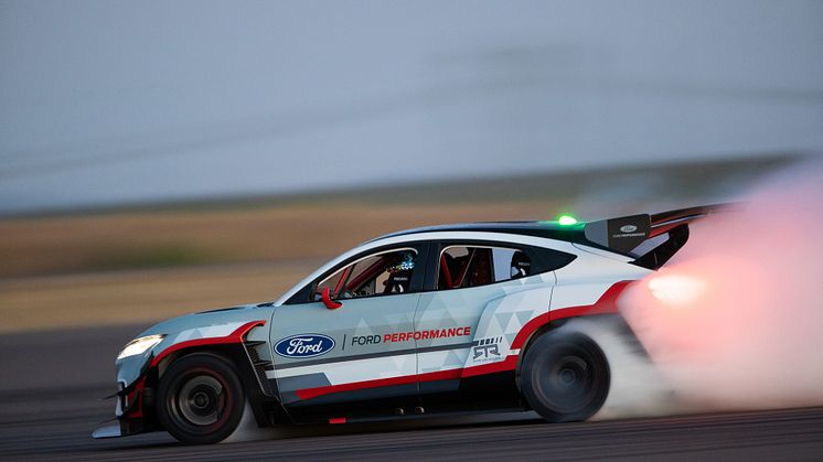 2021_FORD_MACH-E_1400_04