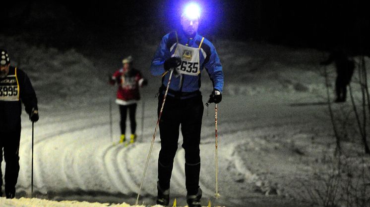 Silva delar ut pannlampor till de sista deltagarna i Vasaloppet 2013