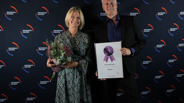 Eva Kristensson och Peter Mellin från Sodexo tar emot priset av Universum