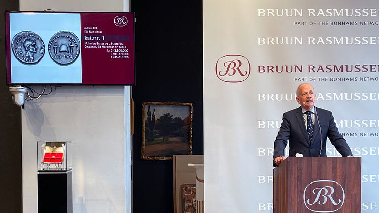 The more than 2,000-year-old denarius from the assassination of Julius Caesar in 44 BC was sold for EUR 570,000 (including buyer’s premium) at Bruun Rasmussen. Leading the sale from the podium was Chief Numismatist and auctioneer, Michael Fornitz.