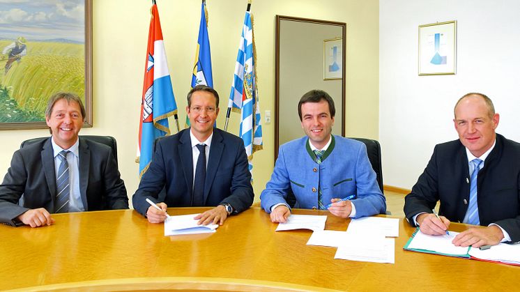 Partner bei der Erdgasversorgung von Weiding: Bürgermeister Daniel Paul (2.v.r.) mit Johann Seebauer, Ingo Schroers und Peter Ketterl (v.l.) von der Bayernwerk Netz GmbH.