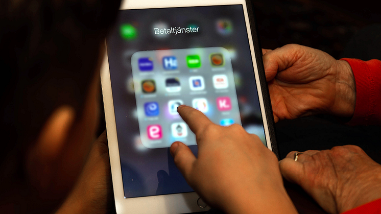Länsstyrelserna ser en utveckling där fler och fler personer tar del av de digitala lösningar som finns. Samtidigt märker myndigheterna att de som inte använder sig av digitala betaltjänster kommer längre ifrån att prova dessa. Foto: Agneta Olsson