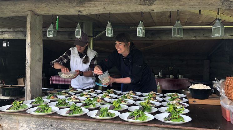 Ulrika Brydling färdigställer förrätten tillsammans med Felicia Ahlström på Fräkentorp säteri under Lunch hos ekobonden i Sörmland, juni 2022. Bild: Max Peterson