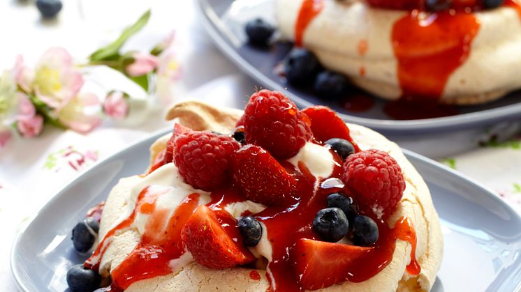 Pavlova med rød jordbærsaus