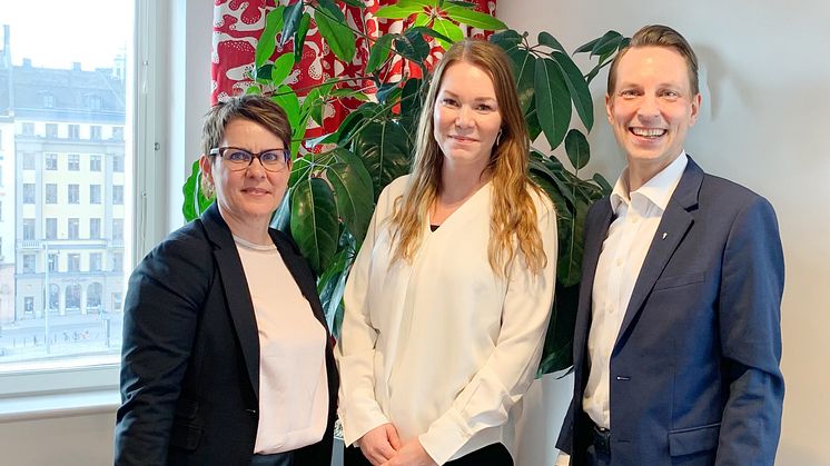 Helena Elfwing, ansvarig kundkommunikation, Anna Rosén affärsutvecklare och Christian Bengtzelius, föreningschef på Riksbyggen.
