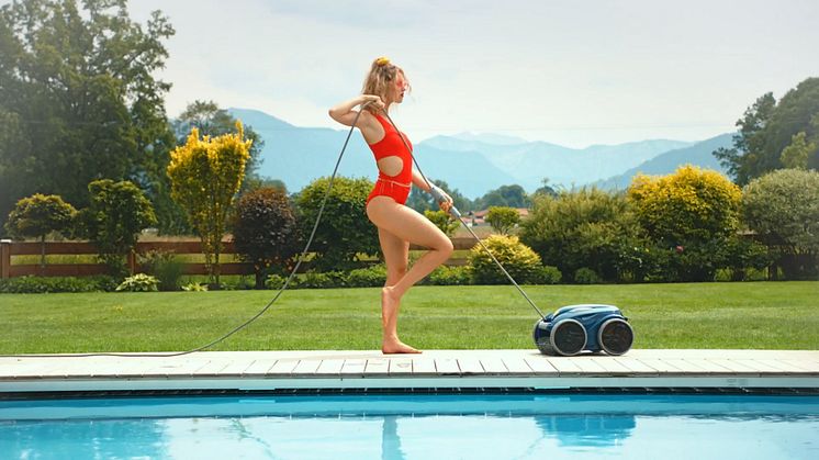 POOL Man - Blondine geht   am Pool Gassi mit dem Poolroboter