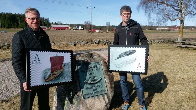 Arkeolog Knut Paasche (til høyre) og frimerkedirektør Halvor Fasting i Posten viser fra frimerkene som gis ut 21. april. Bildet er tatt på Haugen gård, der Tuneskipet ble gravd ut i 1867.