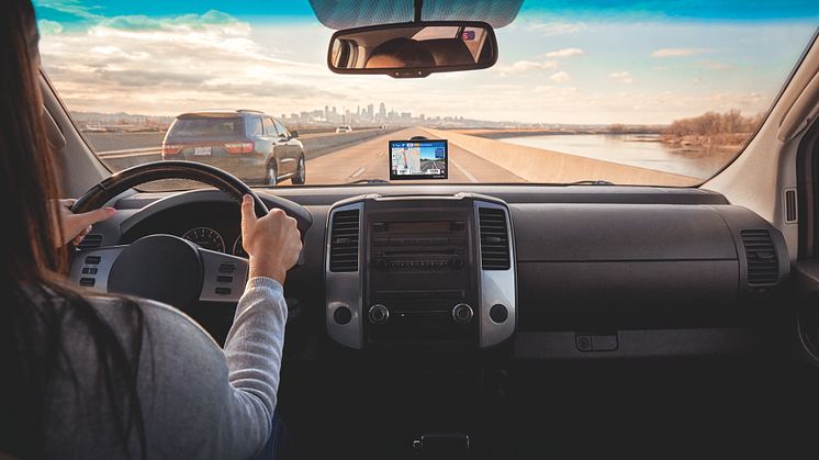 En tillförlitlig och lättanvänd GPS med elegant högupplöst pekskärm i glas, snygg design och trafikinformation i realtid som förenklar din körning.