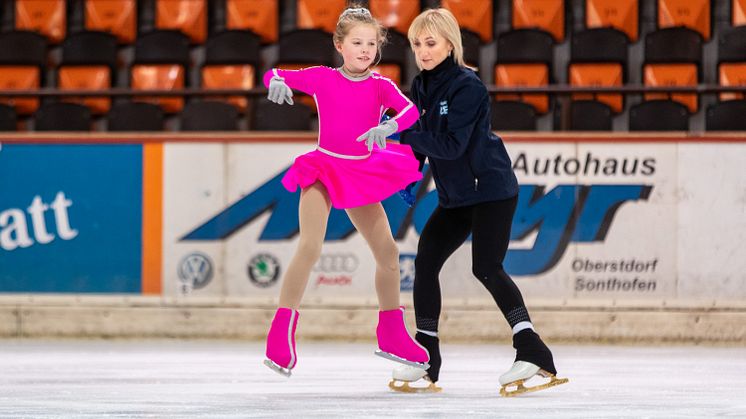 Hamburger Nachwuchstalent EstherVivienneHamer trainiert mit HOLIDAY ON ICE Gaststars Aljona Savchenko und Bruno Massot
