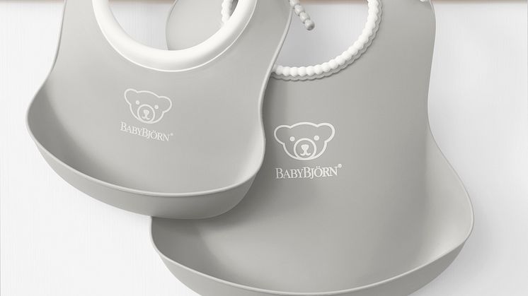 046762-feeding-bib-set-gray-2-pack-product-babybjorn-02.tif