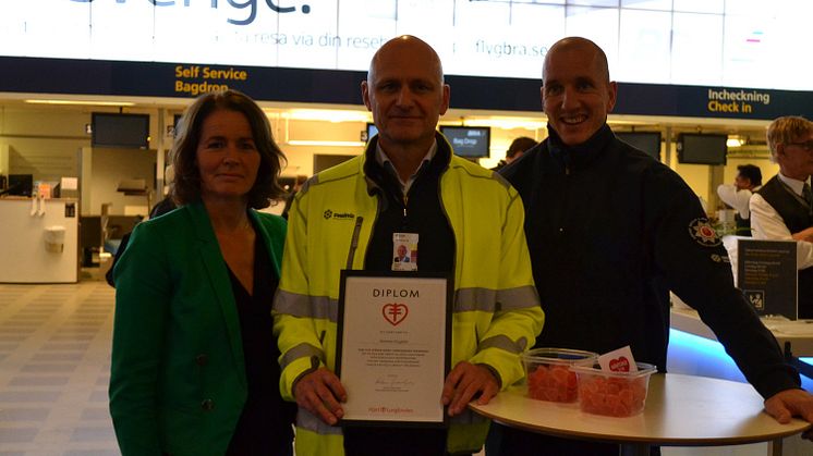 Anna Fredholm, Hjärt-Lungfonden tillsammans med Peder Grunditz, Flygplatsdirektör och Magnus Nilsson, Funktionsansvarig Räddningstjänsten.
