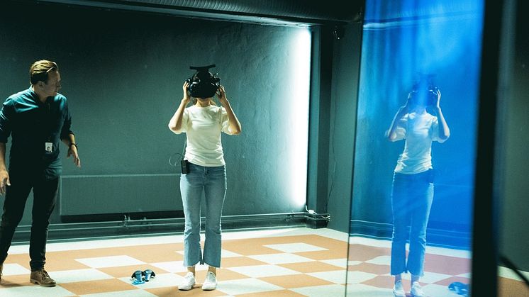 En av studentene i delegasjonen fra Korea under demonstrasjon av VR i Trainors VR-studio. Foto: Trainor AS