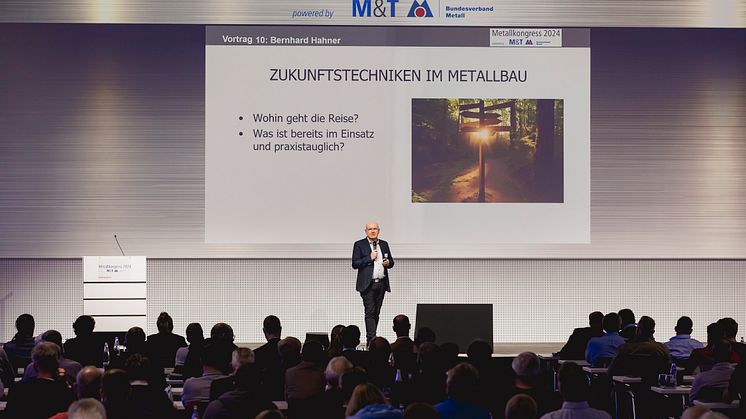 In den Vorträgen des Metallkongresses erfahren die Teilnehmenden Spannendes zu den Zukunftsthemen KI, Digitalisierung und Nachhaltigkeit – exakt zugeschnitten auf ihre Bedürfnisse als Metallhandwerker.