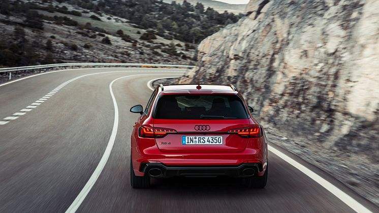 Audi RS 4 Avant (tangorød)