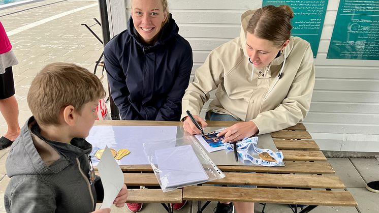 Louise och Sophie Hansson skriver autografer