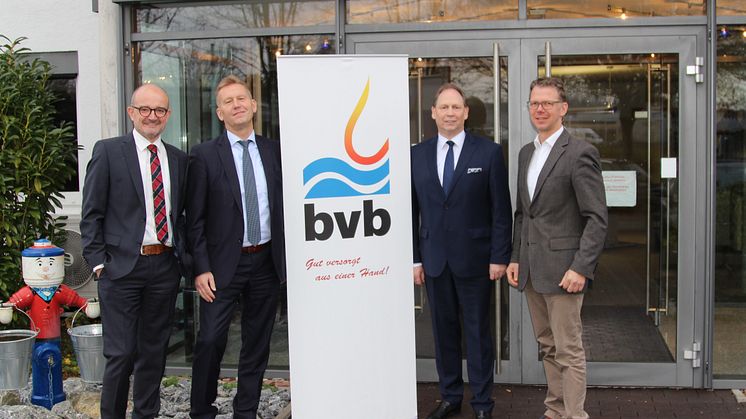 Haben gemeinsam den Meilenstein in und für Blomberg gelegt (v. l.): Andreas Speith und Jürgen Noch, beide Geschäftsführer WWN, Peter Begemann, Geschäftsführer BVB, und Michael Wippermann, Leiter Netzvertrieb bei WWN.