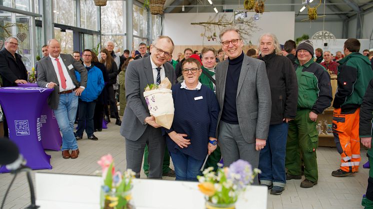 Sabine Schäfer (Mitte) aus der Hephata-Gärtnerei überreichte dem Präsidenten der Diakonie Deutschland, Ulrich Lilie (links), gemeinsam mit Hephata-Vorstandssprecher Maik Dietrich-Gibhardt einen Stoffbeutel mit Köstlichkeiten aus eigenem Anbau.