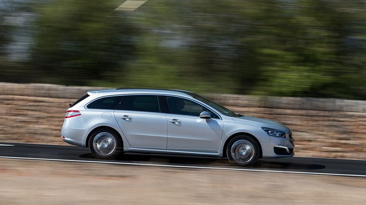 Sverigepremiär för sportigt eleganta Peugeot 508 -nytt utseende, klassledande förbrukning och nya automatlådor
