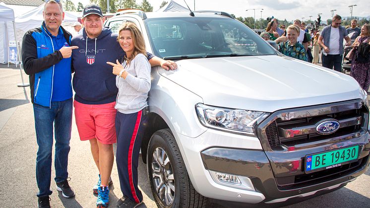 VINNEREN: Her står Thomas Kristiansen i midten foran en nye Ford Ranger pickup han skal kjøre det neste halvåret. Sammen med han er Hest360-gründer Märtha Louise og administrerende direktør i Ford Motor Norge, Per Gunnar Berg. 