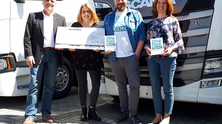 Scania Mitarbeiter spenden für sauberere Flüsse: Detlev Both (li.) und Laura Wolff (2.v.li.), beide Betriebsrat Scania Deutschland, überreichen den Spendenscheck in Höhe von 1.000 Euro an Stephan Horch und Nicole Wolf von Clean River Project e. V..