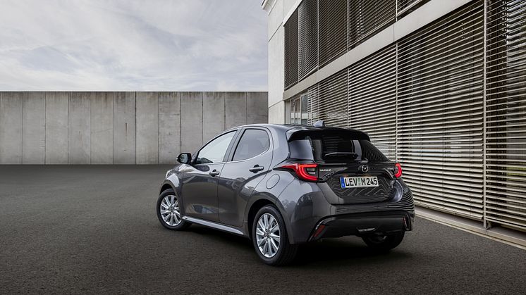 MAZDA2_HYBRID_095