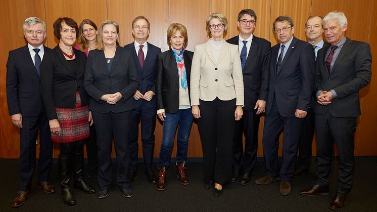 Die Mitglieder des Strategiekreises zur Dekade gegen den Krebs. In der Mitte Ministerin Anja Karliczek, Christa Maar und Michael Baumann vom DKFZ