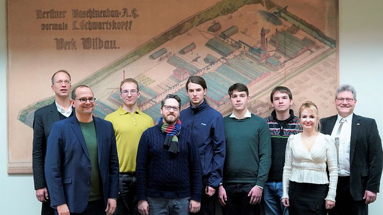Teilnehmende der Wildau Welcome IT School, Wissenschaftsstaatssekretär Tobias Dünow und Angehörige der TH Wildau bei der Ehrung der Absolvent/-innen des Programms am 16. Dezember an der TH Wildau. Bild: M. Lange / © TH Wildau