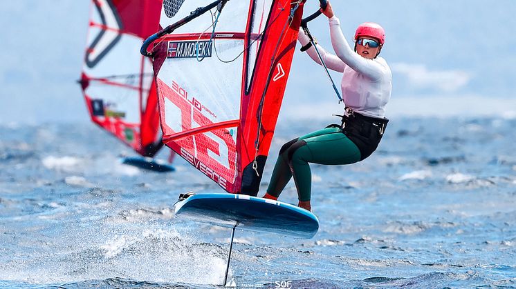 Mina Mobekk vant sølv i den siste store verdenscup-regattaen før OL i Frankrike. FOTO: Sailing Energy