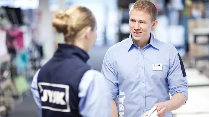 Våre ansatte hjelper deg gjerne med å få varene ut i bilen, uavhengig om du har kjøpt varene via netthandel, med avlevering i butikk, eller om du kjøper varene på en hyggelig handletur i en av våre butikker